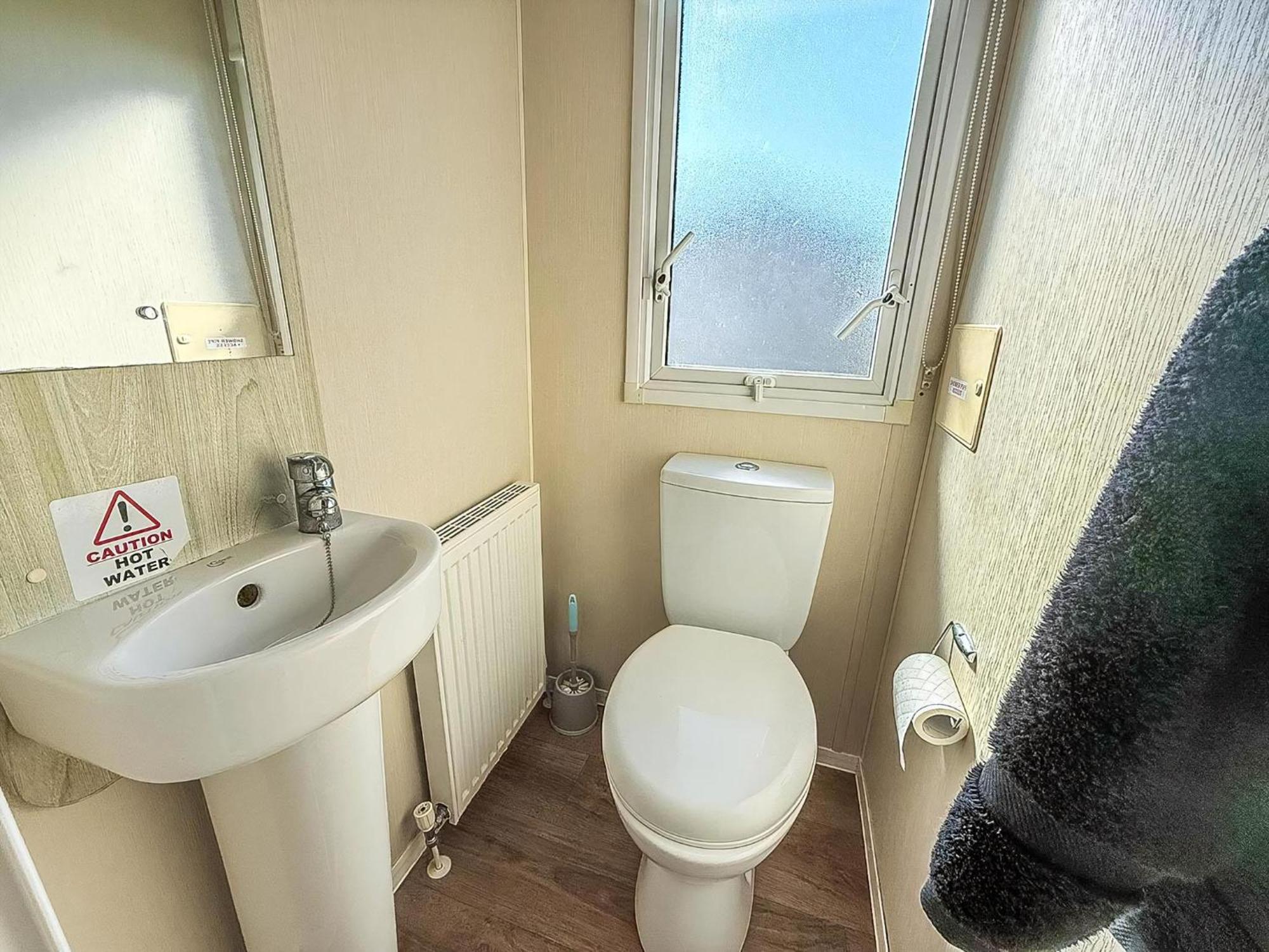 8 Berth Caravan For Hire At St Osyth Beach Ref 28047R Clacton-on-Sea Exterior foto